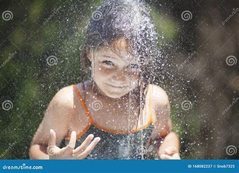 Un Peu Fille En Bikini Dans Le Jet D Eau Dans La Douche Image Stock