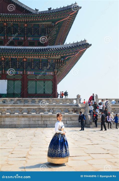 La Bella Donna Coreana Ha Vestito Hanbok Vestito Tradizionale Coreano