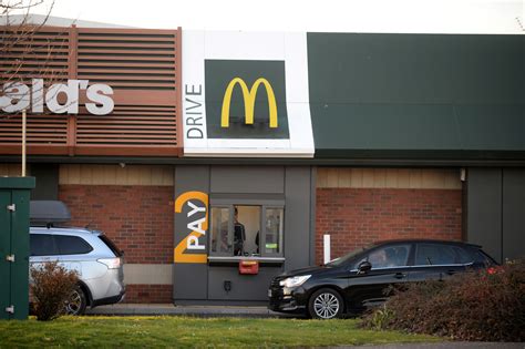 Mcdonalds Customer Pulls Gun On Employee During Drive Thru Altercation