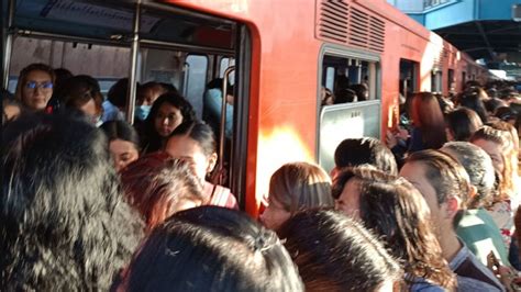 Metro CDMX desalojan tren de estación Nezahualcóyotl y desatan caos en