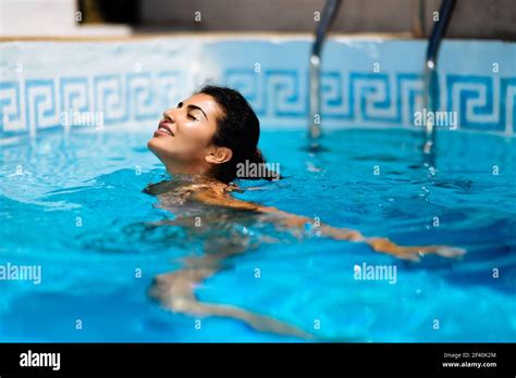 Portrait Von Schönen Gebräunten Frau In Bikini Entspannung Im