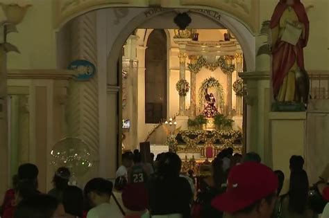 Mga Deboto Dagsa Sa Quiapo Sa Bisperas Ng Pasko Abs Cbn News