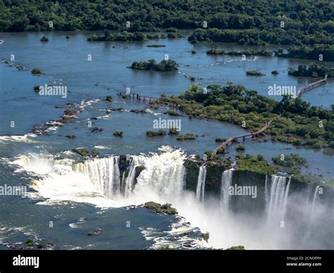 Vista aérea en helicóptero de las Cataratas del Iguazú (Cataratas do Iguacu), Patrimonio de la ...