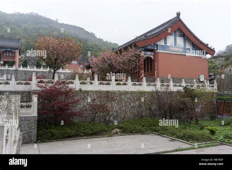 tianmen mountain temple architecture Stock Photo - Alamy