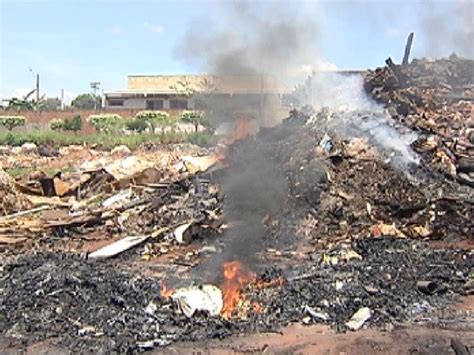 G Lix O Em Terreno Baldio Pega Fogo Em Bairro De Rio Preto Sp