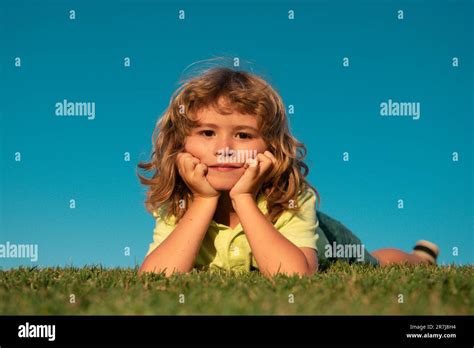 Portraits D Enfants Heureux Qui S Jettent Sur L Herbe En Plein Air Dans