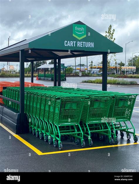 Shopping Cart Return At Amazon Fresh Store In Suburban Chicago Stock