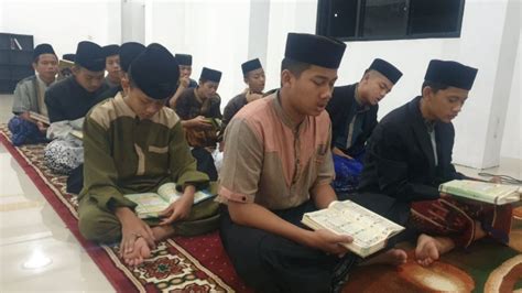 Halaqoh Subuh Hingga Evaluasi Kegiatan Santri