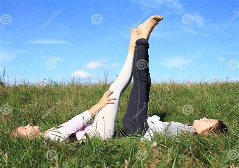 Filles Se Situant Dans Lherbe Photo Stock Image Du Pied Sourire