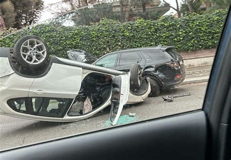 Incidente In Via Nomentana Scontro Fra Due Auto Una Si Ribalta A