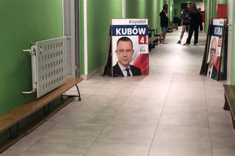 Agitacja wyborcza w ogólniaku Plakaty polityków na korytarzach szkolnych