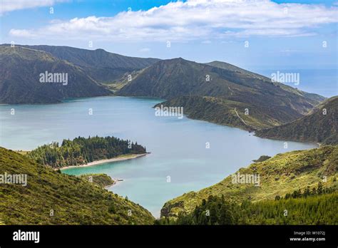 Le lac du cratère Lagoa do Fogo l île de São Miguel Açores Portugal