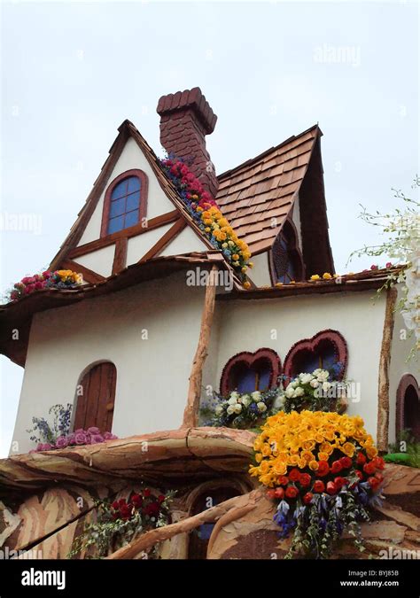 Parade float flowers pageant hi-res stock photography and images - Alamy