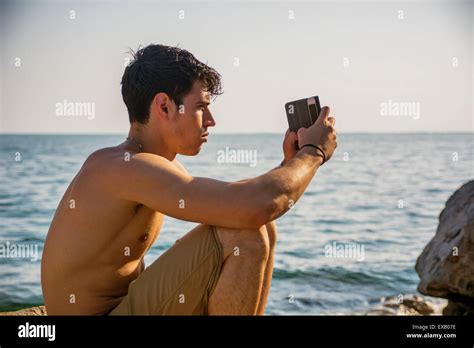 Seitlicher Blick Auf Nacktem Oberkörper Junger Mann Fotografieren Am