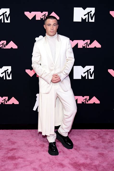 Peso Pluma Debuta En Los Mtv Vmas Con Traje Blanco Y Botas De