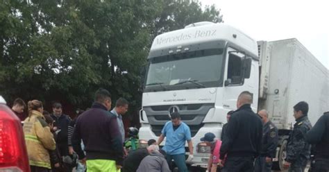 Una Mujer Y Su Hijo Viajaban En Moto Y Terminaron Debajo De Un Camión