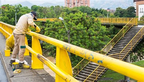 Instalan pasamanos y defensas viales encalles de Medellín