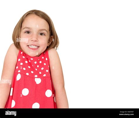 Niña vestido rojo con lunares blancos es encogerse de hombros y