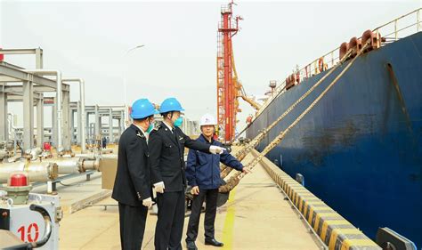 鑫海控股集团首艘10万吨级外贸原油油轮靠泊黄骅港 河北鑫海控股集团有限公司原油加工石油生产石油化工