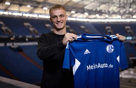 Schalke confirm first January signing
