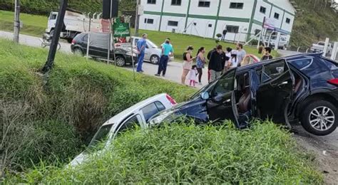 VÍDEO carro cai em ribanceira após acidente na SC 108 em Gaspar