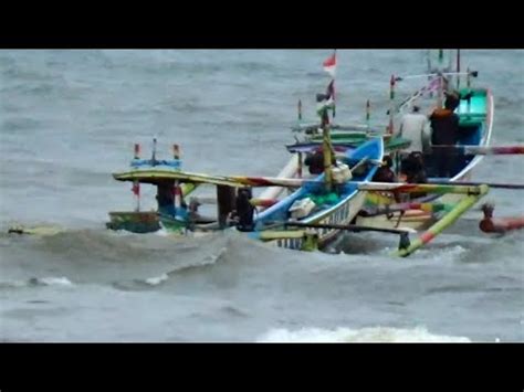 Gelombang Beruntun Speedboat Hampir Nyundul Jum At Di Pantai