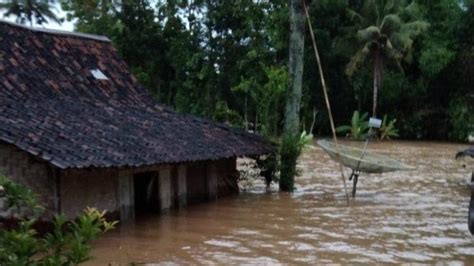 Breaking News Sungai Oya Meluap Sejumlah Rumah Warga Di Nglipar