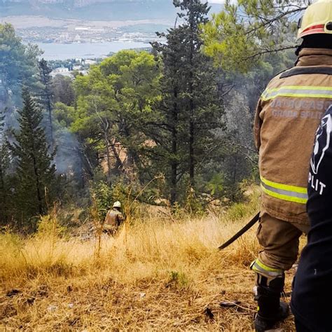 Slobodna Dalmacija Grom udario bor na vrhu Marjana i izazvao požar