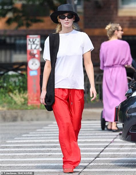 Jennifer Lawrence Luce Elegante E Casual Con Pantalones Rojos Vibrantes