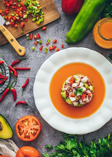 Tartar De Pulpo Y Aguacate Con Salsa De Gazpacho Loleta