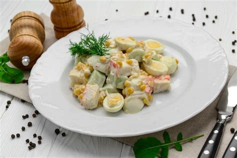 Salade Aux Bâtonnets De Crabe œufs De Concombre De Maïs Sucré Et