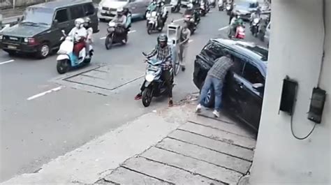 Tak Jauh Dari Polres Jakbar Dua Pria Terekam CCTV Lakukan Pencurian