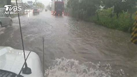 大豪雨強襲高雄 部分道路變小河、水淹輪胎高│強降雨│停電│落石│tvbs新聞網