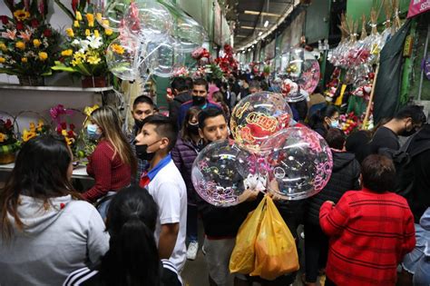 Día de la Madre Personas hacen compras de último minuto en el mercado