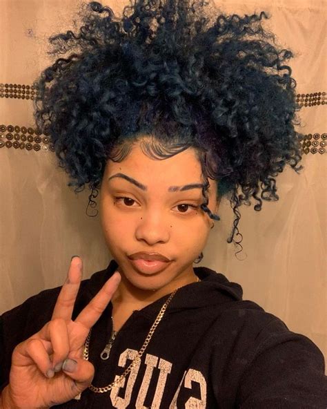 𝓓𝓸𝓼𝓮𝓸𝓯𝓭𝓲𝓸𝓻 Blue Natural Hair Curly Silver Hair Pretty Hair Color