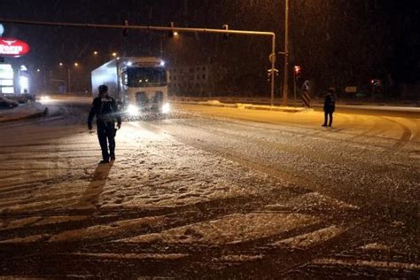 Kar Afyonkarahisar Antalya yolunda trafiği durma noktasına getirdi