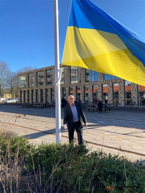 Midden Groningen hijst Oekraïense vlag voor gemeentehuis Menterwolde info