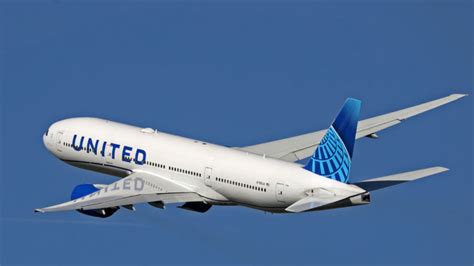 United Airlines CEO Pledges Improvement After String of Flight ...