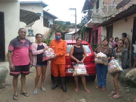 Bombeiros arrecadam dinheiro e doam cestas básicas para famílias