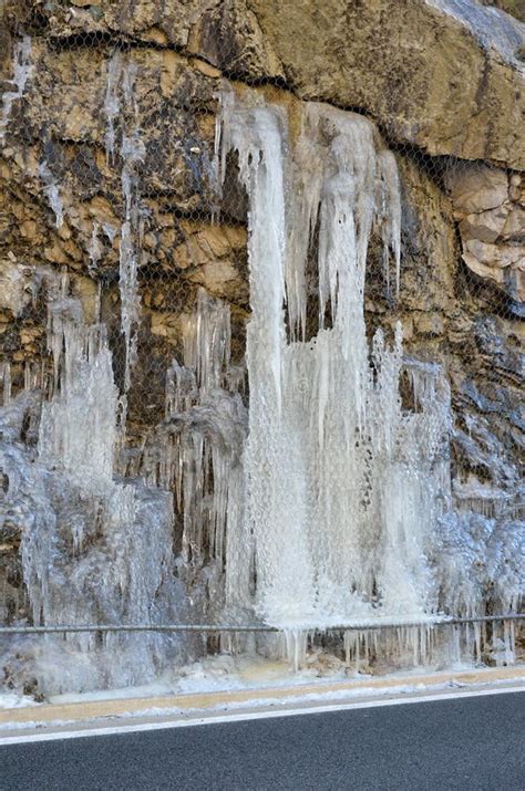 Grumos De Hielo Agua Congelada Cubos De Hielo En Un Fondo Negro Foto