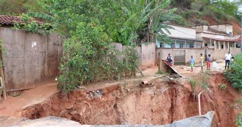 G1 Rua é interditada após uma cratera gigantesca se abrir no local