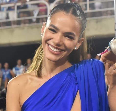 Bruna Marquezine ganha destaque em pôster individual de Besouro Azul