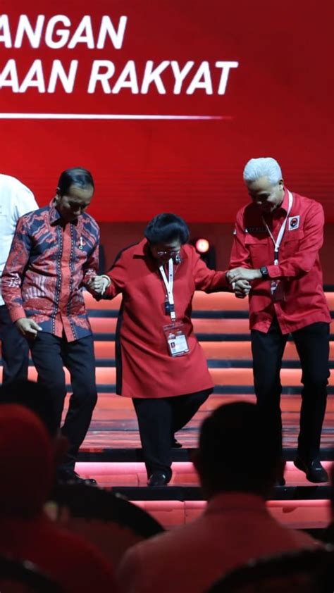 Momen Jokowi Dan Ganjar Kompak Gandeng Erat Tangan Megawati Merdeka