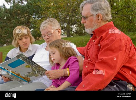 Grands Parents Petits Enfants Campagne Banque De Photographies Et D