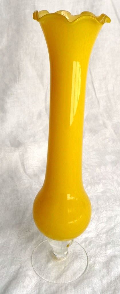 Vintaged Footed Yellow Glass Bud Vase With Ruffle Top Flickr