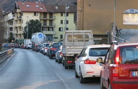 Scontro Auto Furgone A Ponte Nossa Una Enne Ferita E Il Traffico In