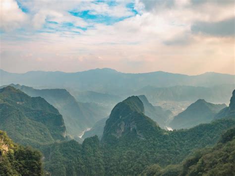 hermosa vista del paisaje desde la montaña tianmen con cielo despejado