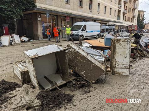 Alluvione a Bologna fango solidarietà e rabbia in via Andrea Costa