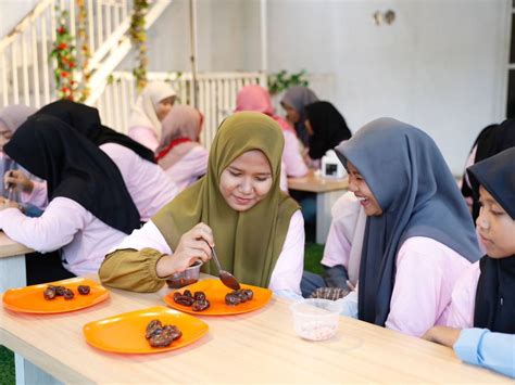 Jelang Lebaran Srikandi Ganjar Gelar Pelatihan Masak Kurma Cokelat