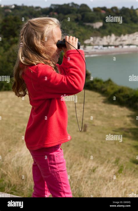 Jeune Fille Avec Des Jumelles Banque De Photographies Et Dimages à